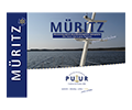 Broschüre Puur-Yachtcharter, Reviere und Boote. Thema Müritz, Titel Blick über Bug über die Mütitz