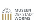Logo Museen der Stadt Worms, links ein gotischer und ein romanischer Bogen für gotischen und romanischen Baustile stehend, darunter vier tragende Säulen in gold als Symbol für die 4 Wormser Museen