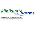 Logo des Klinikums Worms, blauer Schriftzug, am »W« Outline der Domsilhouette klinikum davor in Grün